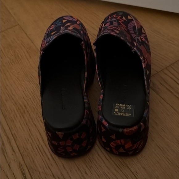 FARM Rio Amazon Clogs (size 8) - Picture 3 of 4